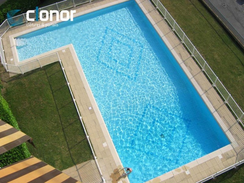 Clôture piscine de sécurité réalisée en profils aluminium laqués