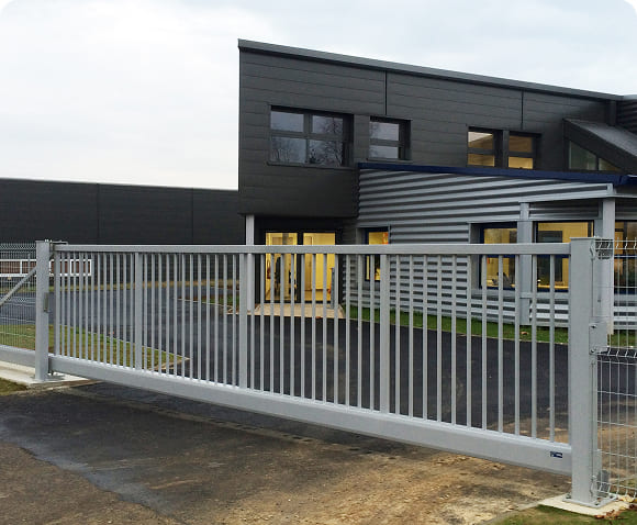 Clôtures et portails sécurisant un site industriel