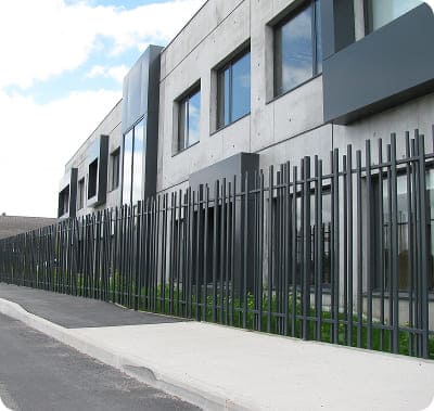 Clôtures et portails sécurisant un site industriel
