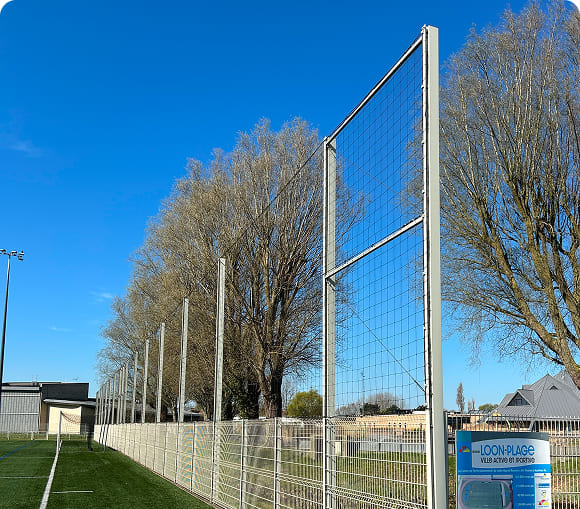 Clôtures et portails sécurisant un site sportif