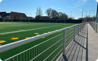 Clôtures et portails sécurisant un site sportif