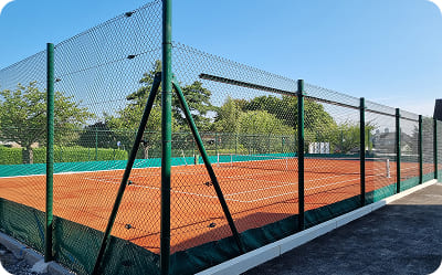 Clôtures et portails sécurisant un site sportif